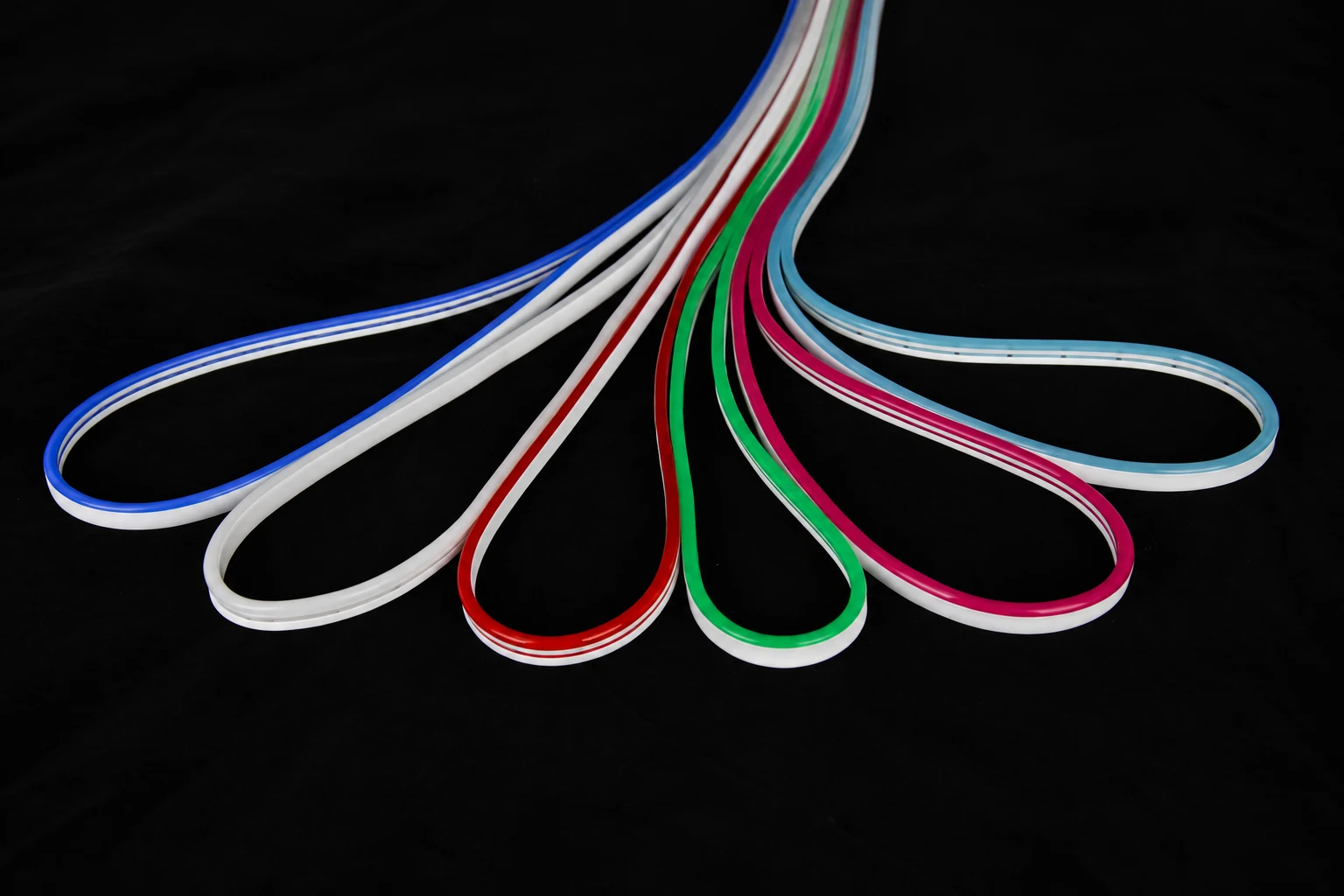 Flexible light strip arranged in loops